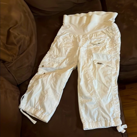 Maternity cropped cargo pants - Picture 1 of 5